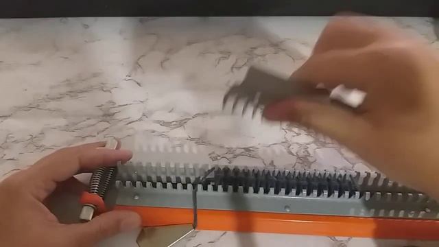 Часть 2. Вязание на машинке "Ивушка" Резинка 1/1