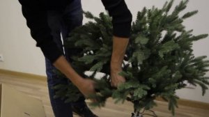 Искусственная елка на вращающейся подставке