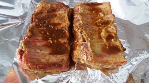 Запеченные свиные ребрышки в фольге