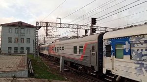 ЭП2К-481 с трехгруппным скорым поездом отправляется со станции Бологое