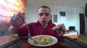 МУКБАН САЛАТ ОЛИВЬЕ и КУРИЦА ЖАРЕНАЯ ОБЖОР Еда на камеру ОБЕД