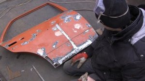 Mercedes restoration w123 видео 68, варим заднюю правую дверь