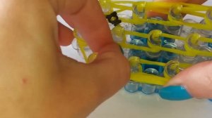 Брелок СМАЙЛИК из Резинок Rainbow Loom на станке