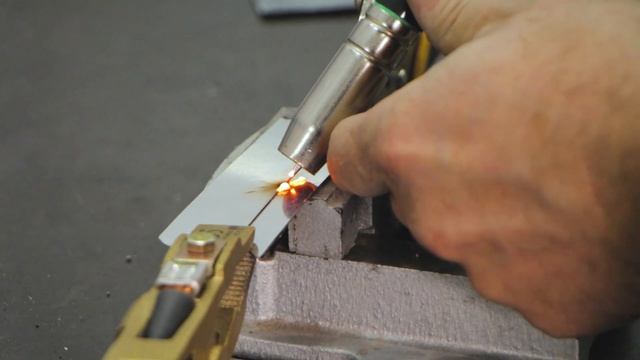 Сварка тонколистовой стали на аппарате T3 GYS AUTO смотреть онлайн