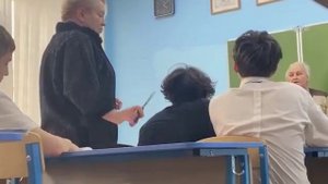 В славной Астрахани школотроны запечатлели на видео, как заведующая учебной частью школы пытается ос