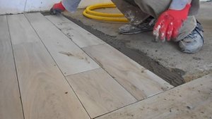 КАК ПРАВИЛЬНО УКЛАДЫВАТЬ ПЛИТКУ НА ПОЛ !  HOW TO APPLY TILES ON THE FLOOR CORRECTLY !