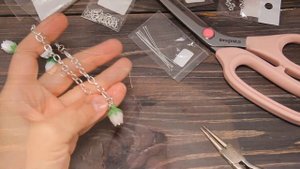 Как сделать браслет с бусинами подвесками лэмпворк DIY