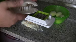 Как быстро и мелко нарезать яйца