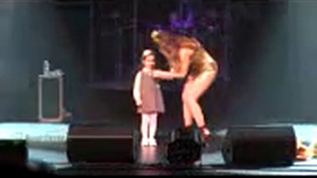 Ани Лорак спела в Майами со своей Дочкой Софией смотреть онлайн