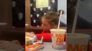 Жующая Ксения Бородина учит Теону не говорить с набитым ртом