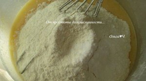 Шарлотка со сливами и яблоками