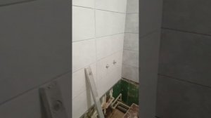 Как положить плитку на окрашенные стены.