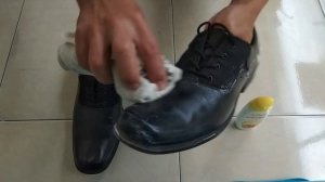 используйте крем для рук для полировки обуви, не оставляя пятен