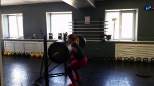 Юлия Зауголова делает упражнение "фронтальный присед" с весом 90 кг на 10 раз