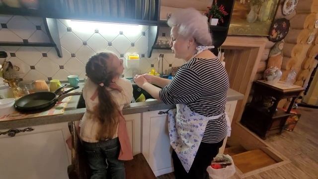 Хорошо отмыть руки от запаха рыбы помогает Лимон. смотреть онлайн