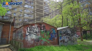 Круглые балконы, мало парковки и таблички с именами героев: обзор дома на Рашпилевской