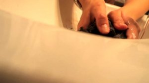 Мою подобранного котенка /БЛОХИ едят его заживо