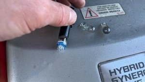 ТОЙОТА ПРИУС 20 | ЗАМЕНА ПЕРЕДНИХ ГАБАРИТНЫХ ЛАМП И ПОДСВЕТКИ НОМЕРА | REPLACING LAMPS ON A PRIUS