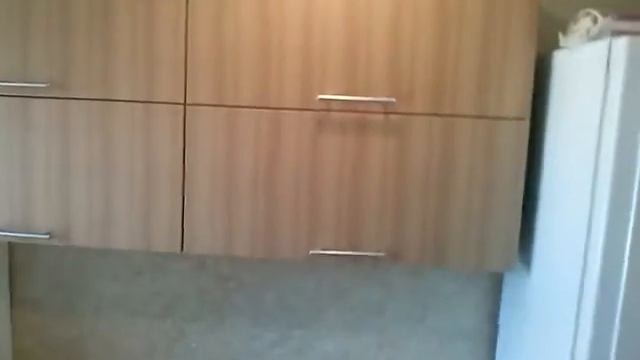 Небольшая кухня с раковиной у окна... смотреть онлайн