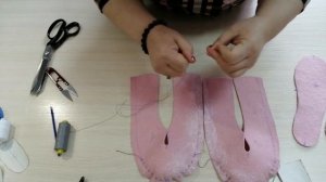 Войлочные мокасины своими руками. Урок 2. Вырезаем основные детали и формируем на колодке.