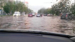 В Оренбурге улицы затопило после проливного дождя