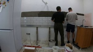 Отделка кухни. Фартук из керамической плитки в кухне. Как клеить плитку на стены.
