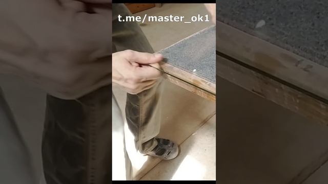 Этот парень ломает стекло руками 👍