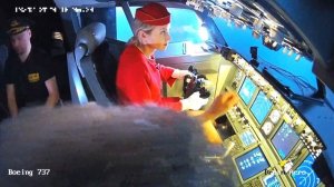 Проверка кино мифов | Сможет ли стюардесса посадить самолет самостоятельно