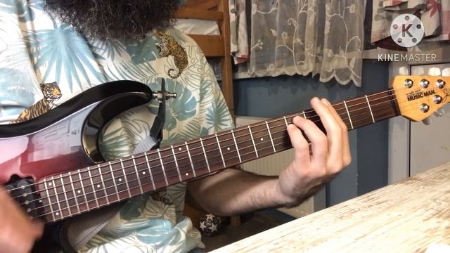 Девушка по городу шагает босиком на гитаре смотреть онлайн