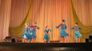Красивый медленный танец детей среднего школьного возраста