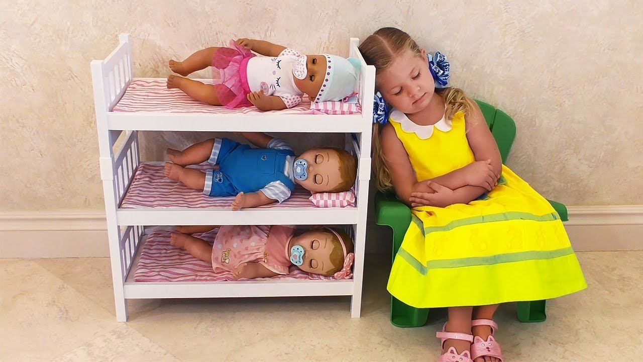 Уложим куклу спать. Девочка укладывает куклу. Ребенок укладывает куклу спать.