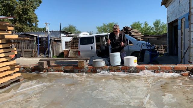 Dj Виктор исполняет