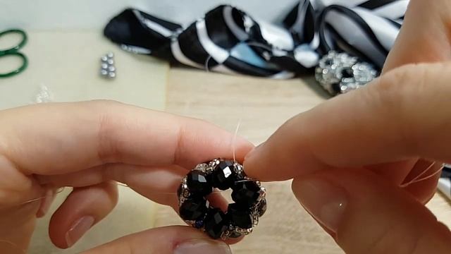 Брошь-зажим  из бусин и бисера для платка или шарфа. Брошь для платка. Брошь для шарфика.