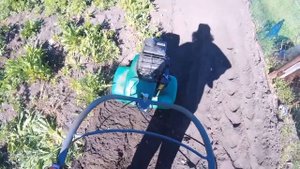 Работа мотоблоком на огороде