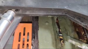 Чистка клеевой ванны с помощью очищающей массы клейберит 761.6.