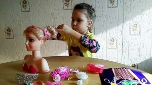 День мамы,Анюта делает прическу кукле?