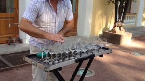 Виртуозная игра на хрустальных бокалах