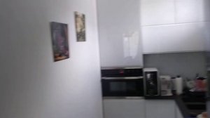 как держится обои на покрашенной стене