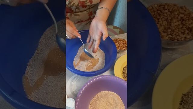 Изготовление традиционных алтайских конфет (чок-чок) из талкана #талкан #конфеты #алтайцы #кухня смотреть онлайн