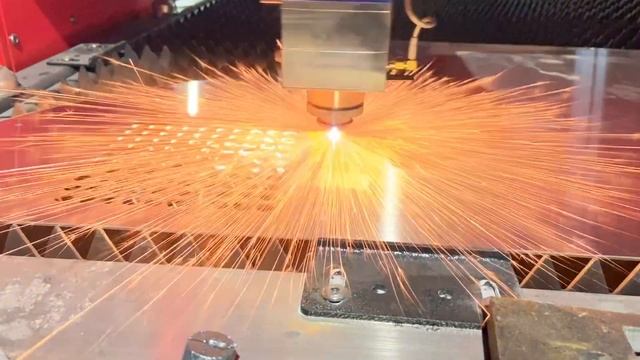 Перфорация металла на оптоволоконном лазерном станке смотреть онлайн