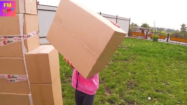Папа помог Варе и маме построить дом из КАРТОННЫХ КОРОБОК. КАРТОННЫЙ ДОМ как в СКАЗКЕ.