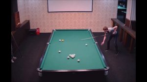 Сергей Крыжановский "показывает", что кий нужно держать легко.