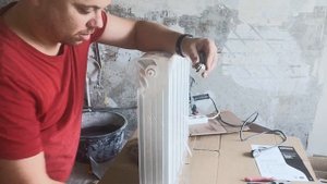 как установить батарею