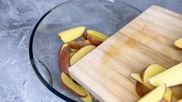 Картофель по деревенский в духовке. Пештегі ерекше дәмді картоптар.