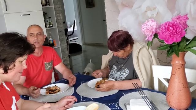 Самвел привез запеченные баклажаны! Все облизали пальчики ✊ смотреть онлайн