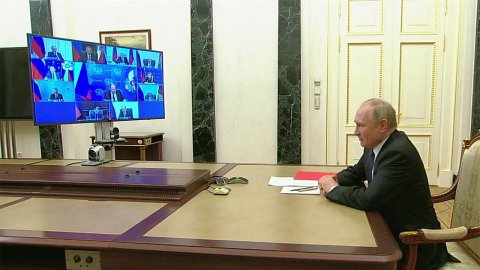 Владимир Путин проводит заседание с постоянными участниками Совета безопасности РФ