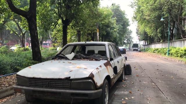 Улица брошенных автомобилей . Mercedes , Jeep , Volkswagen . смотреть онлайн