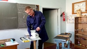 Резание металла слесарной ножовкой