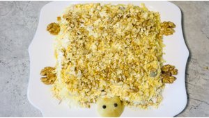Лёгкий и вкусный салат «Черепаха» из курицы, яблок, грецких орехов по классическому рецепту