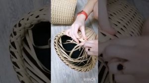Обратное плетение на кашпо из ротанга.